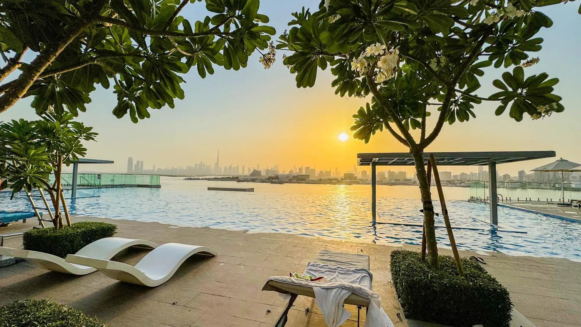 Burj Khalifa View & Creek Sea View Apartment Dubai
